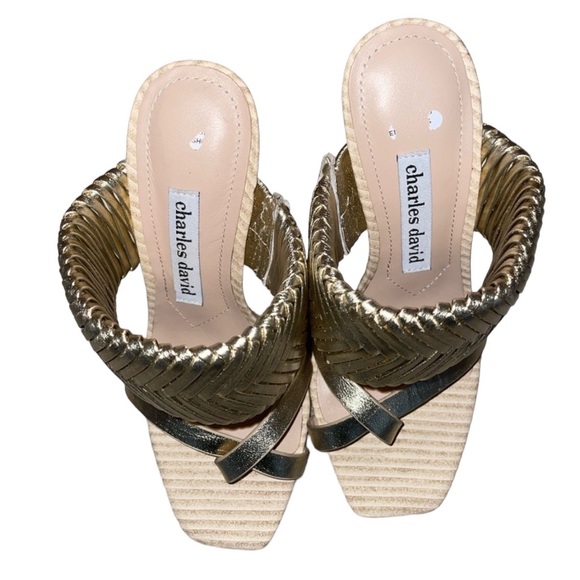 🌟 Charles David Horatio Woven Gold Sandal - Picture 4 of 6